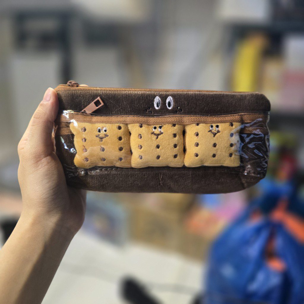 20251027_171408_copy_1024x1024 جامدادی طرح بیسکوییت قهوه ای