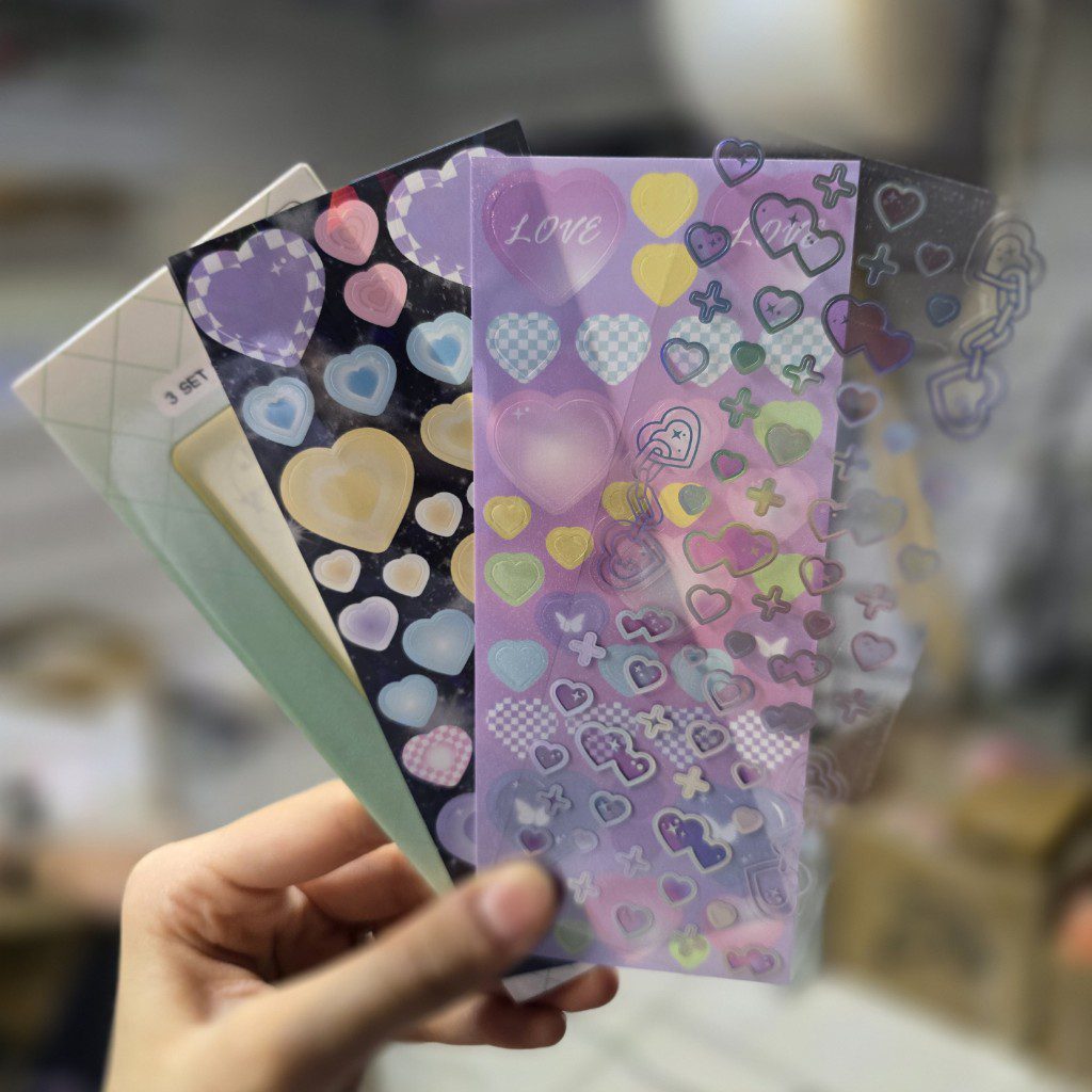 20251027_174052_copy_1024x1024 استیکر سه ورقی هولوگرامی طرح قلب