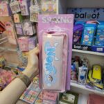 جامدادی برزنتی دوزیپ قفل‌دار طرح دختر کیوت - Image 2