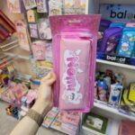 جامدادی برزنتی دوزیپ قفل‌دار طرح دختر کیوت - Image 3