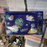 جامدادی تبلتی بزرگ دایناسور فضانورد خندان - Image 3