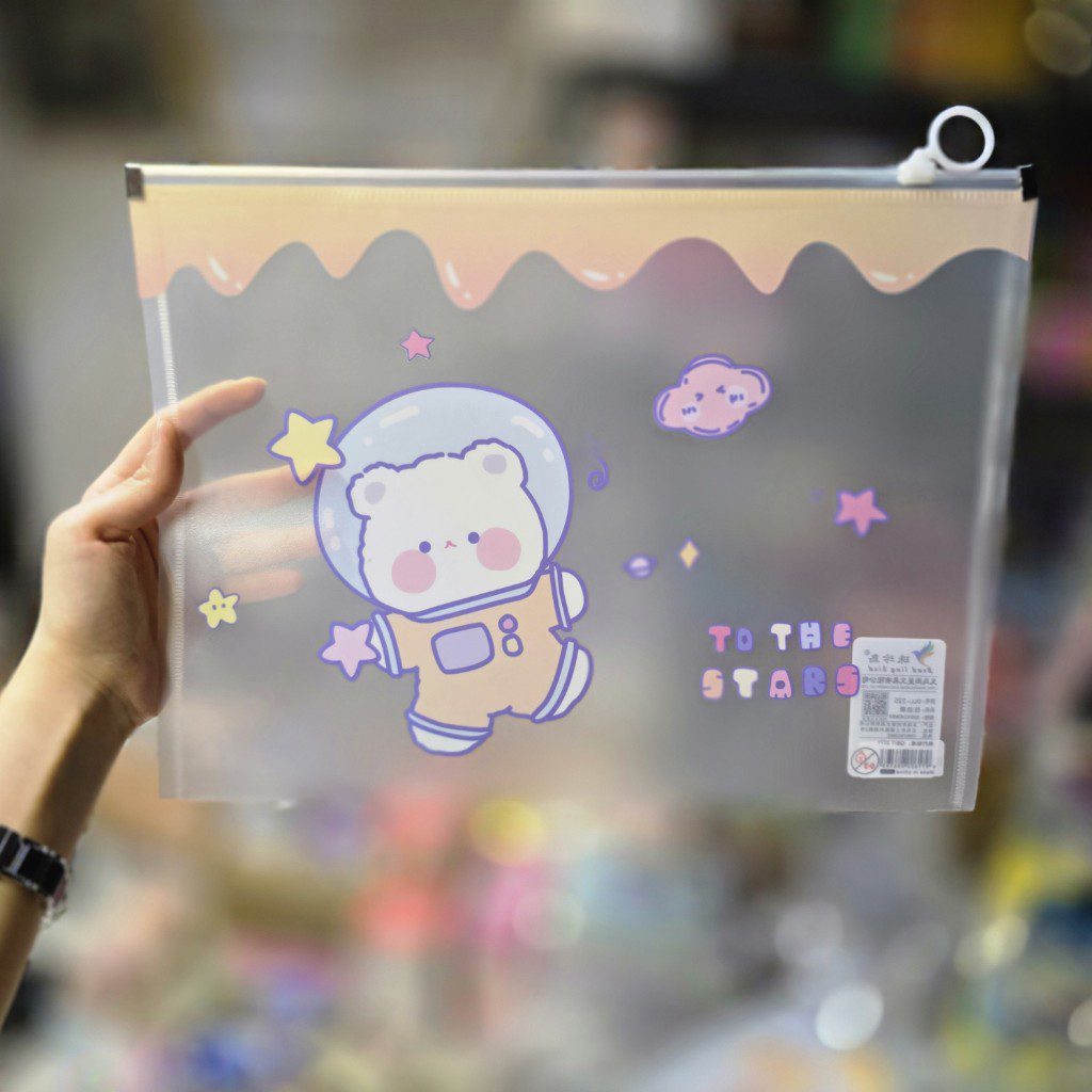 پوشه زیپی مغار دار سایز a4 خرس فضانورد گلبهی