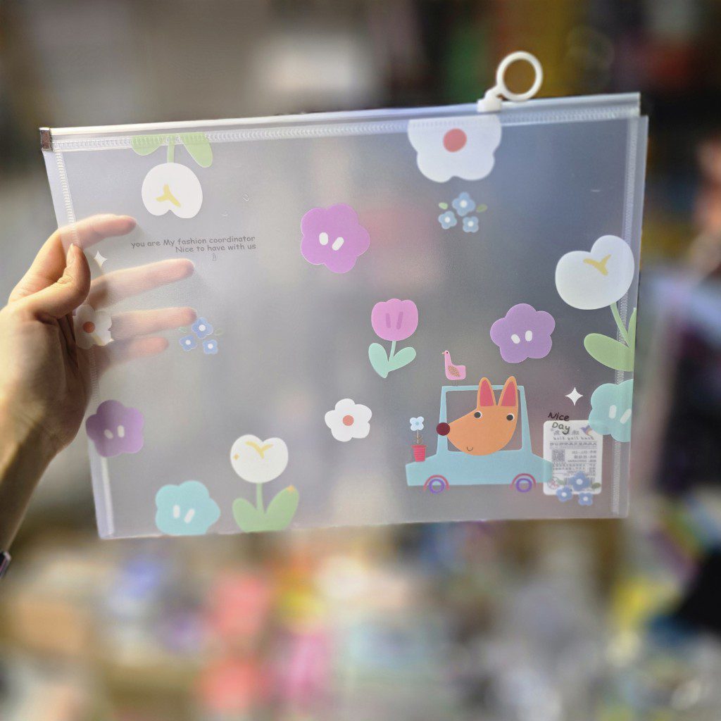 20251022_144718_copy_1024x1024 پوشه زیپی مغار دار سایز a4 روباه