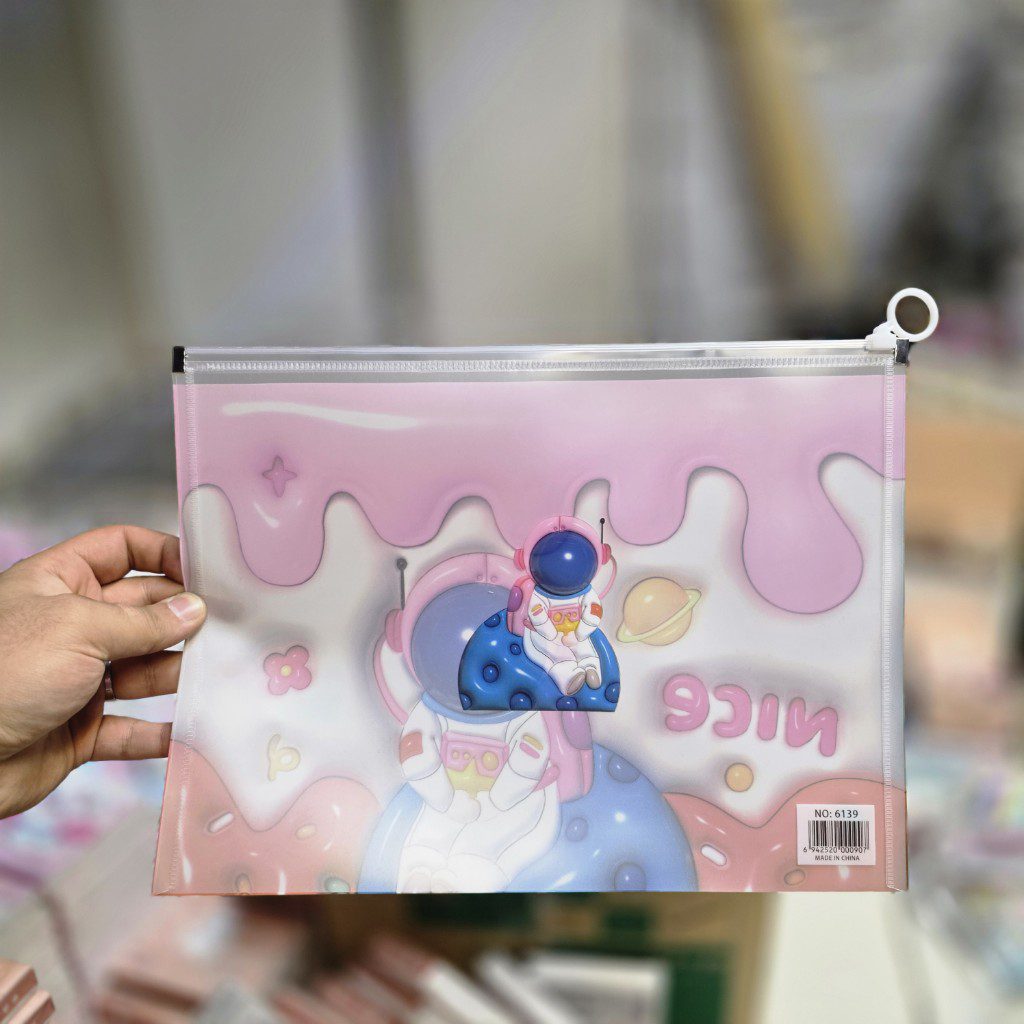 20251022_163026_copy_1024x1024 پوشه زیپی مغار دار سایز a4 فضانورد