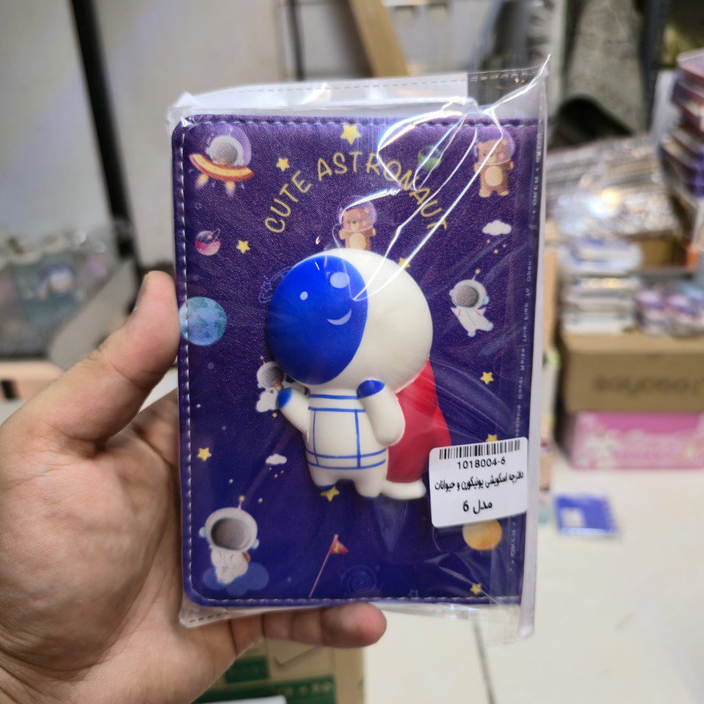 دفترچه اسکوییشی دار فضانورد با برگه حاشیه دار