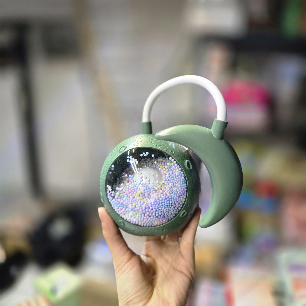 چراغ مطالعه طرح فضانورد سبز