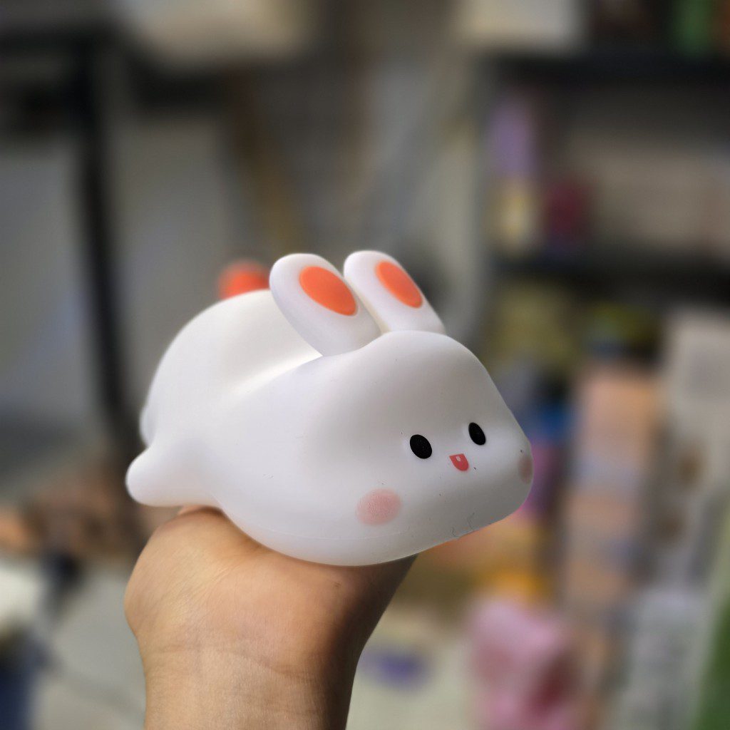 20251026_160712_copy_1024x1024 چراغ خواب سیلیکونی هفت رنگ طرح خرگوش خوابیده