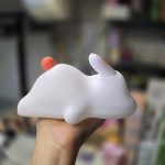 چراغ خواب سیلیکونی هفت رنگ طرح خرگوش خوابیده بغل