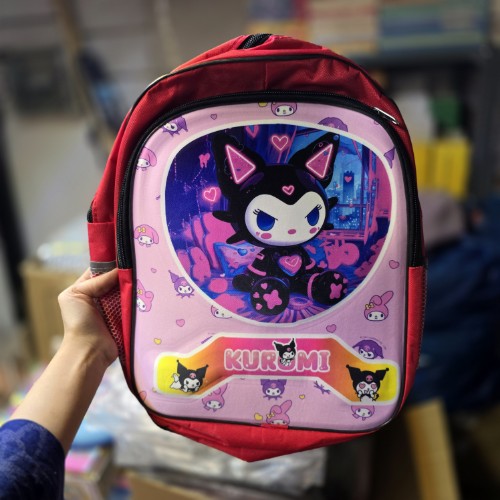 کوله پشتی کرومی نشسته در اتاق