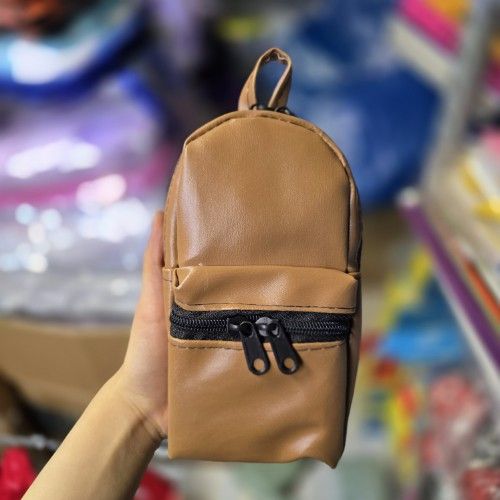 IMG_20251120_203452_461 جامدادی طرح کوله چرمی خردلی