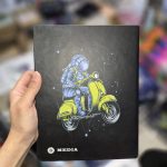 کلاسور 100برگ سایز A5 طرح فضانورد موتورسوار