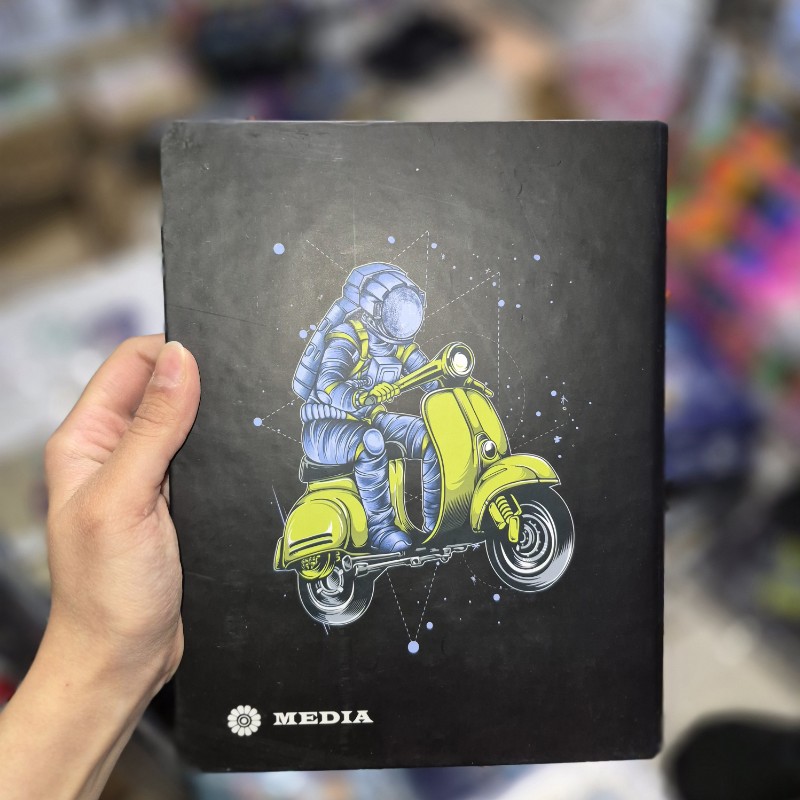 ۲۰۲۵۱۲۱۱_۱۸۲۳۱۷_copy_800x800 کلاسور 100برگ سایز A5 طرح فضانورد موتورسوار