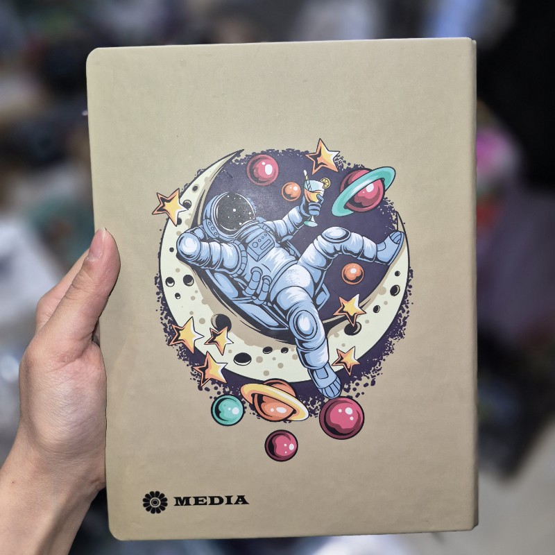 ۲۰۲۵۱۲۱۱_۱۸۲۴۳۶_copy_800x800 کلاسور 100برگ سایز A5 طرح فضانوردو ماه کرم