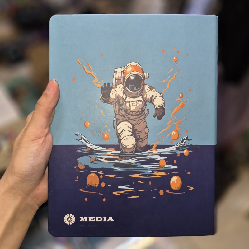 کلاسور 100برگ سایز A5 طرح فضانورد دریاچه