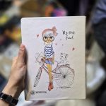 کلاسور 100برگ سایز A5 طرح دختر عینکی