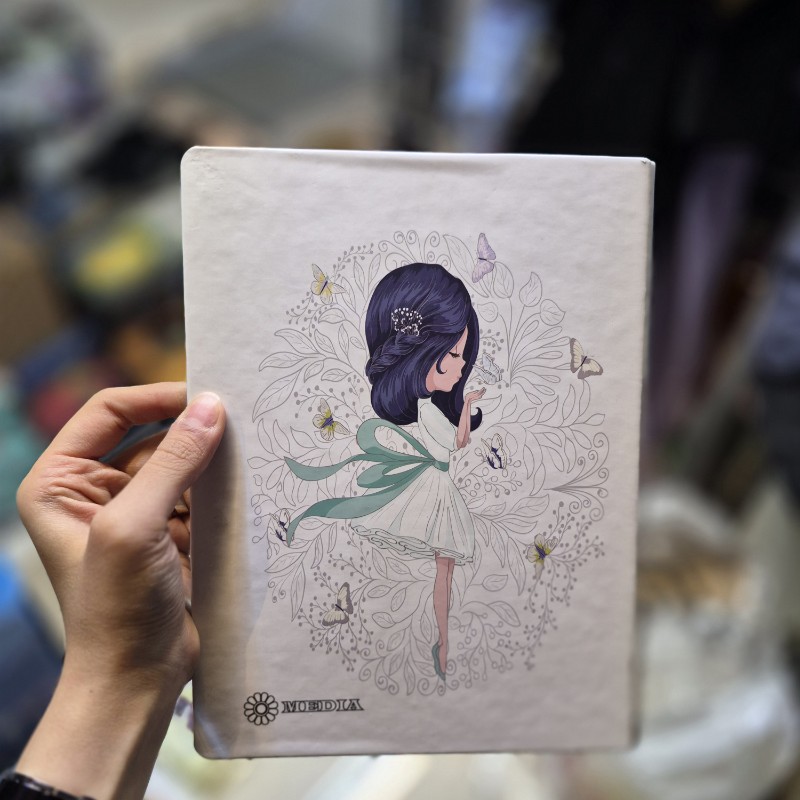 ۲۰۲۵۱۲۱۱_۱۸۴۴۵۹_copy_800x800 کلاسور 100برگ سایز A5 طرح دختر فرشته