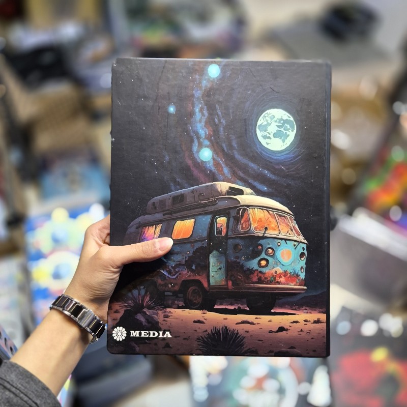 ۲۰۲۵۱۲۱۱_۲۰۳۷۳۲_copy_800x800 کلاسور 100برگ سایز A4 طرح فولکس