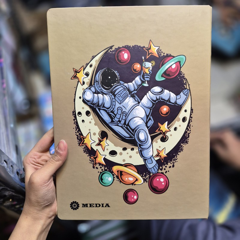 ۲۰۲۵۱۲۱۱_۲۰۵۴۰۴_copy_800x800 کلاسور 100برگ سایز A4 طرح فضانورد و ماه کرم