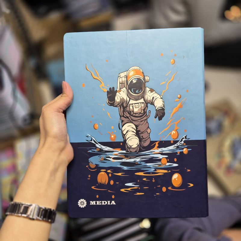 کلاسور 100برگ سایز A4 طرح فضانورد و دریاچه