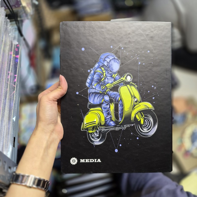 ۲۰۲۵۱۲۱۱_۲۰۵۵۲۷_copy_800x800 کلاسور 100برگ سایز A4 طرح فضانورد و موتور