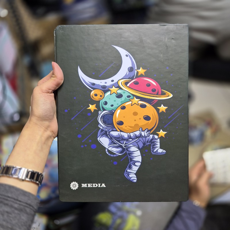 ۲۰۲۵۱۲۱۱_۲۰۵۵۴۱_copy_800x800 کلاسور 100برگ سایز A4 طرح فضانورد و ماه تیره