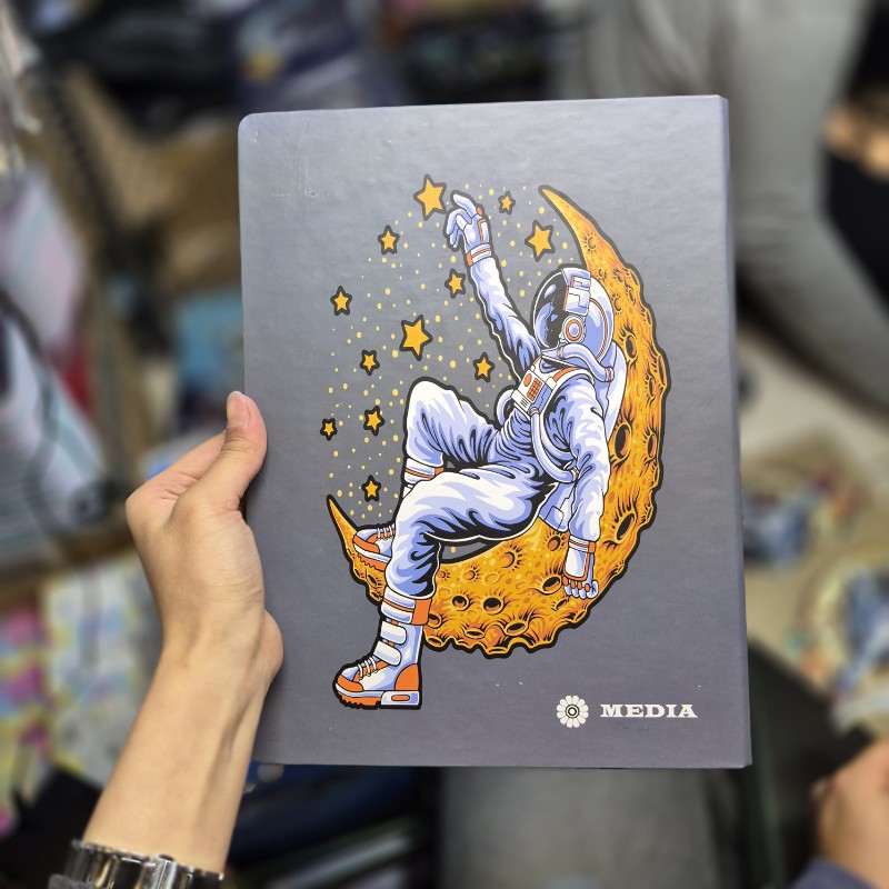 ۲۰۲۵۱۲۱۱_۲۰۵۵۵۶_copy_800x800 کلاسور 100برگ سایز A4 طرح فضانورد روی ماه