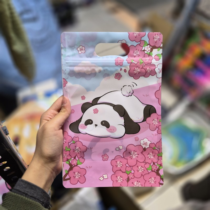 ۲۰۲۵۱۲۱۵_۱۹۳۴۱۴_copy_800x800 زیپ کیپ دسته دار پاندا و گل