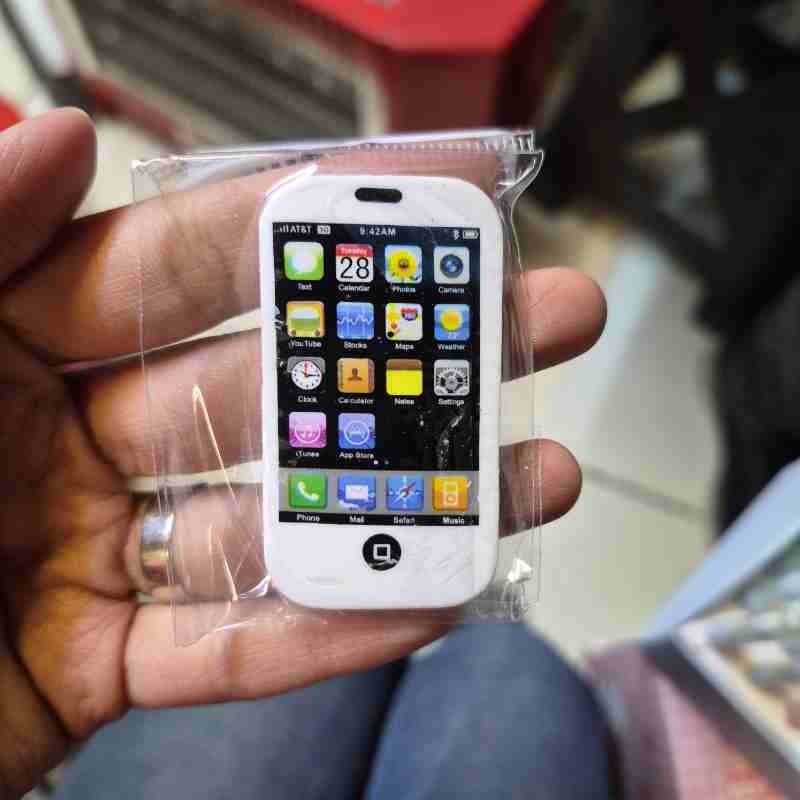 ۲۰۲۵۱۲۲۸_۱۸۵۷۱۰_copy_800x800 پاک کن طرح گوشی آیفون سفید